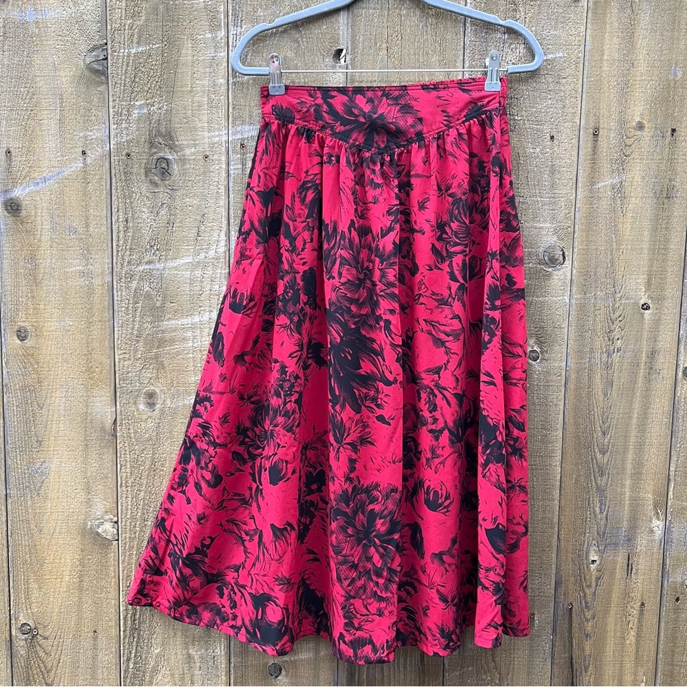🌿 Vintage 90s Red and Black Floral High-Rise Aline Skirt 🌿